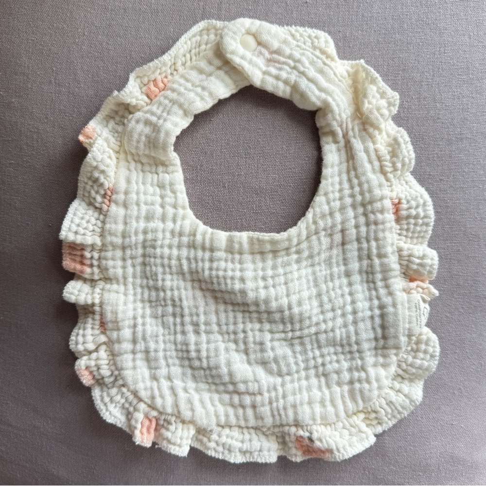 Muslin Ruffle Bib with Oranges - Picture 3 of 8